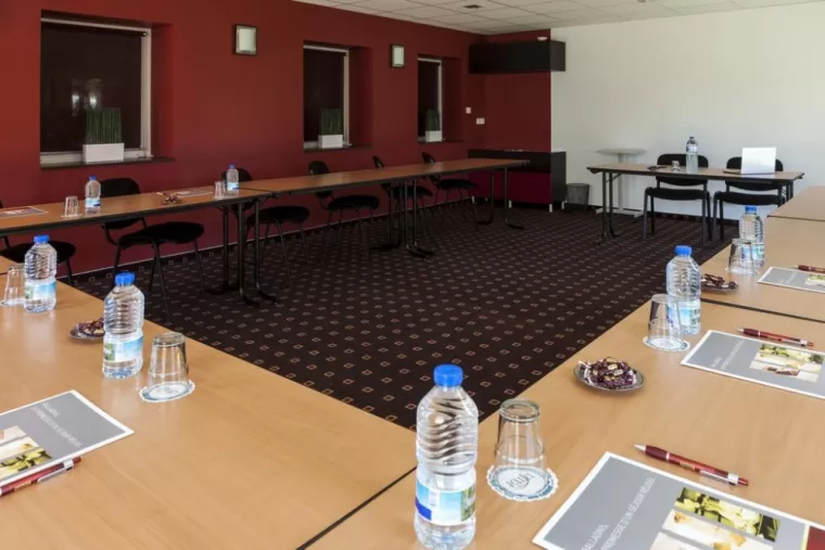 Différentes configurations de salle pour une réunion de 50 personnes à Foix, Foix, Brit Hôtel Foix