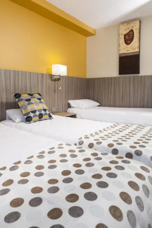 Chambre standard triple 3 lits à Foix, Foix, Brit Hôtel Foix