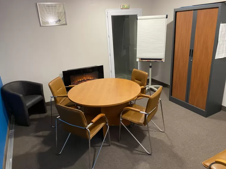 Salle avec lumière du jour et équipée d’un vidéo projecteur dans un hôtel, Foix, Brit Hôtel Foix