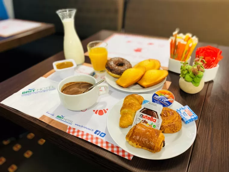 Petit-déjeuner buffet dans un hôtel à Foix, Foix, Brit Hôtel Foix