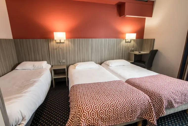 Chambre triple du Brit Hotel de Foix, Foix, Brit Hôtel Foix